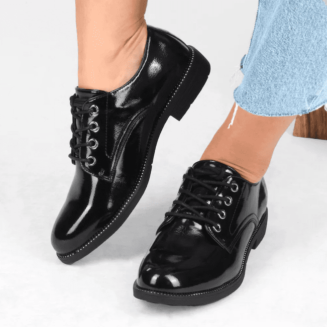 Derbies noires brillantes avec jean